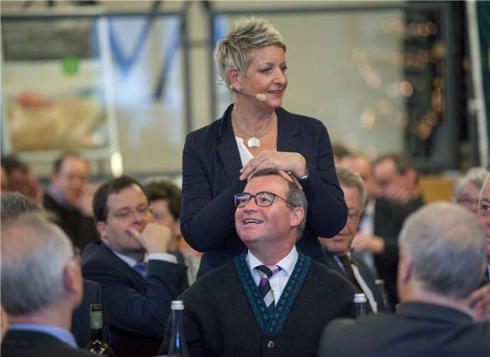 Der Landtagsabgeordnete und Kreisbeigeordnete Horst Gies bekam Zuwendung von Referentin Elke Pelz-Thaller.