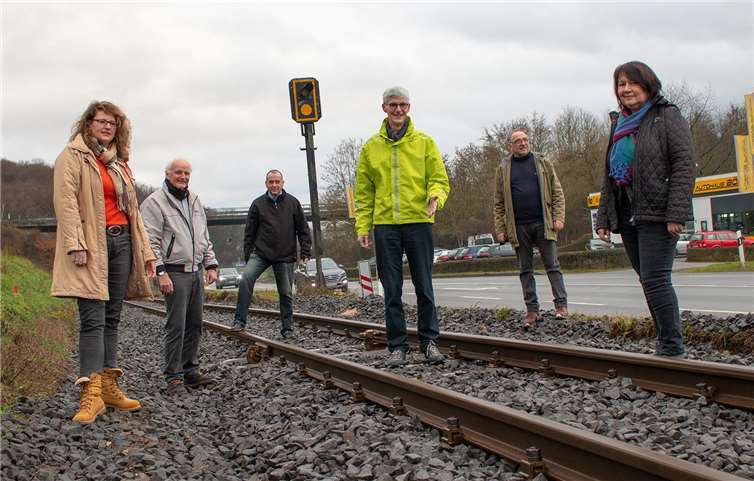 Der Landtagskandidat der Freien Wähler, Reiner Friedsam (Mitte), Simone Schneider, Jochen Seifert, Johannes Bell, Manfred Hürter sowie Elisabeth Dahr von FWG Brohltal (v.l. n re.) machten sich ein Bild von den Arbeiten an der Brohltalbahn.Foto: privat