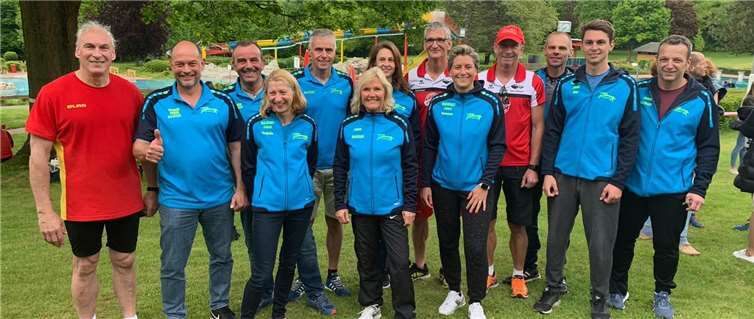 Der Lauftreff SV Weiterburg beim „Swim and run“ in Vallendar zusammen mit dem Schirmherrn des VG-Cups, Verbandsgemeindebürgermeister Fred Pretz (links), und den Organisatoren der DLRG Vallendar.Foto: privat