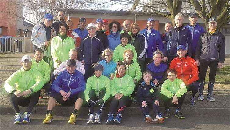 Der Lauftreff SV Weitersburg vor dem ersten Trainingslauf nach der Saisoneröffnung 2015 in Weitersburg. privat