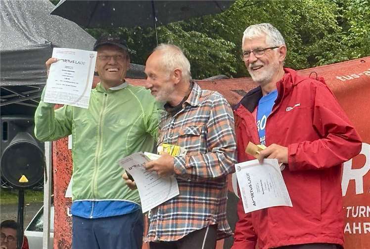 Der Lauftreff SV Westum war mit 15 Teilnehmern die größte vorangemeldete Gruppe und durfte dafür drei Fässchen Bier mit nach Hause nehmen. Foto: Lauftreff SV Westum