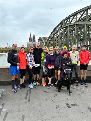 Der Lauftreff TuS Ahrweiler genießt die ausgelassene Stimmung beim Kölner Halbmarathon.  Foto: privat