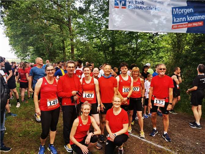 Der Lauftreff des TuS Ahrweiler beim 3. Grafschafter Ahrtallauf.  Foto:privat