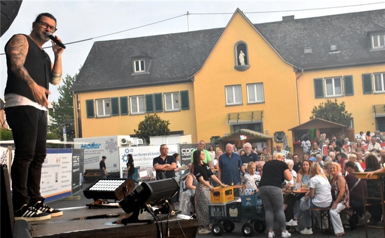 Der Leader der Band „Maffay pur“informierte in den Pausen über den beühmten Rockstar Peter Maffay.