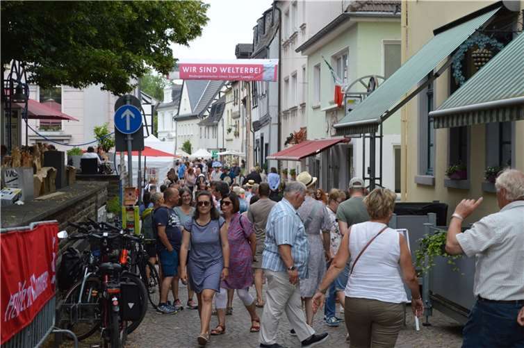 Der Lebenskunstmarkt in Remagen lockte wieder zahlreiche Besucher in die Innenstadt.  Fotos: AB