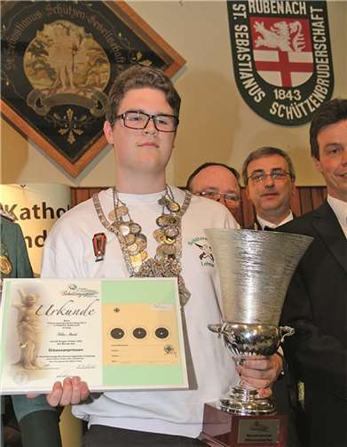 Der Lehmener Felix Ibald freute sich über Pokal und Urkunde. privat