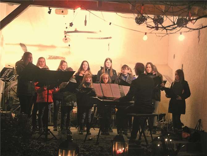 Der Lehmener Kinderchor „Young Singers“ gastieren im Hans Michels-Hofladen. privat