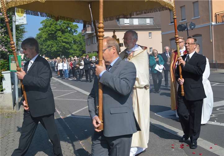 Der Leib Christi wurde in der Monstranz von den Geistlichen unter dem Baldachin durch die Straßen der Stadt getragen.