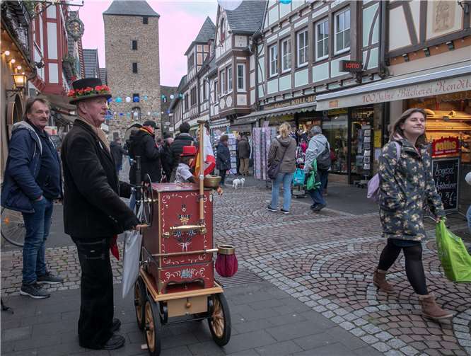 Der Leierkastenmann sorgte für die Unterhaltung der Gäste beim Ahrweiler Altstadtfest.