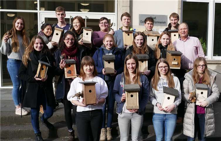Der Leistungskurs Biologie des Eichendorff-Gymnasiums zimmerte für heimische Singvögel Nistkästen.Foto: privat