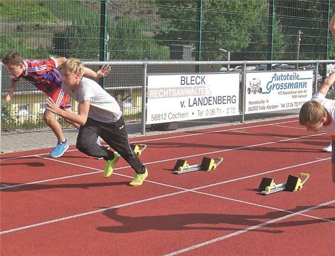 Der Leistungskurs „Sport“ des Cochemer Gymnasiums stellte auch bei den Laufdisziplinen die Wettkampfrichter.MT