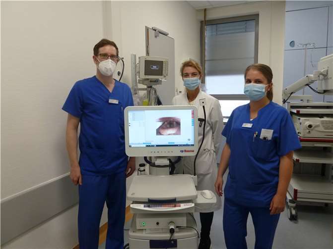 Der Leitende Logopäde Michael Gombert, Oberärztin Dr. Simone von Landwüst und Logopädin Swenja Schröer präsentieren das FEES-Endoskop, das in der BDH-Klinik Vallendar regelmäßig zum Einsatz kommt. Foto: BDH-Klinik Vallendar