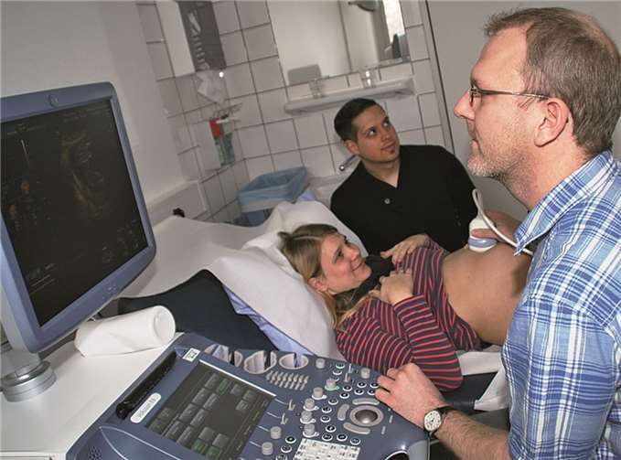 Der Leitende Oberarzt Dr. Sebastian Friederichs erläuterte die diagnostischen Möglichkeiten per Ultraschall.