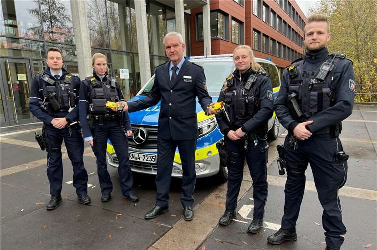 Der Leitende Polizeidirektor Andreas Koch, Leiter der Direktion Gefahrenabwehr/Einsatz der Bonner Polizei, übergab das neue Einsatzmittel in die Hände der ersten Streifenteams.  Foto: Polizei Bonn