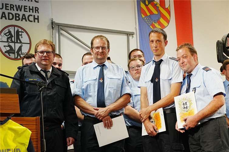 Feuerwehr Gladbach: 100-jähriges mit Festwochenende gefeiert Der Leiter Brand- und Katastrophenschutz im Kreis, Holger Kurz, ehrt Michael Daubach, Andre Simonis und Stefan Hahn.