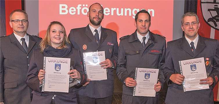 Der Leiter Markus Zettelmeyer (links) beförderte die Feuerwehrleute (von links) Eva Metternich, Michael Münzer, John Mc Arthur und Johannes Kühlwetter beim Kameradschaftsabend der Freiwilligen Feuerwehr Wachtberg.