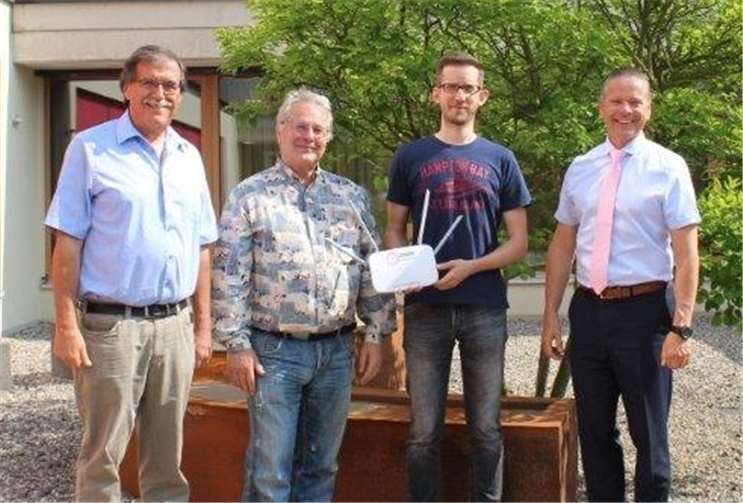 Der Leiter Sachgebietsgruppe Innere Dienste der Verbandsgemeinde, Lutz Breidbach, konnte gemeinsam mit Burkhard Weber, einem der Hauptinitiatoren des Freifunks in der Pellenz, Bürgermeister Klaus Bell und Büroleiter Oliver Fender über das neue Angebot informieren. Foto: privat