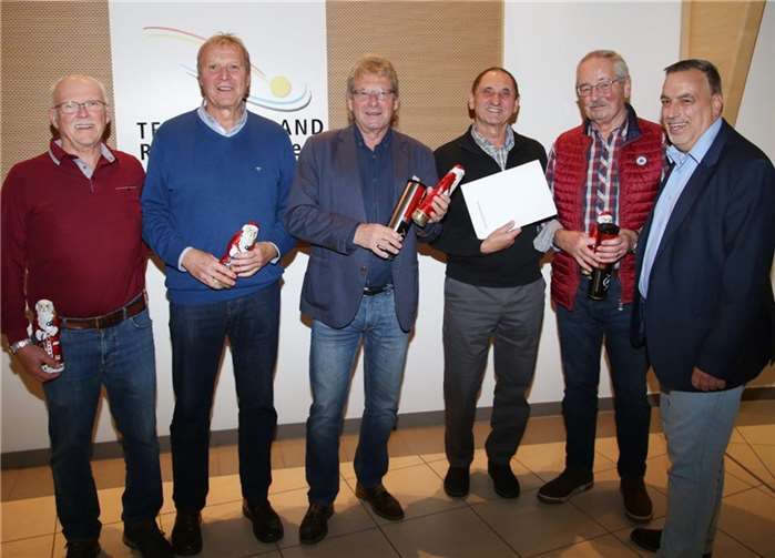 Der Leiter Spielbetrieb, Andreas Germei, gratulierte den Herren 70 von der SG Treis/Oberfell zur Rheinlandmeisterschaft. Fotos: Tennisverband Rheinland