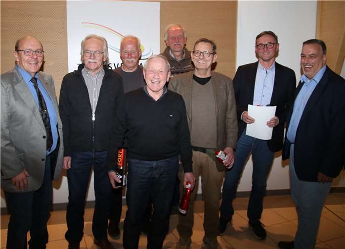 Der Leiter Spielbetrieb, Andreas Germei (r.), gratulierte den Herren 65 des SV Niederelbert zum Gruppensieg in der Rheinlandliga.  Fotos: Tennisverband Rheinland