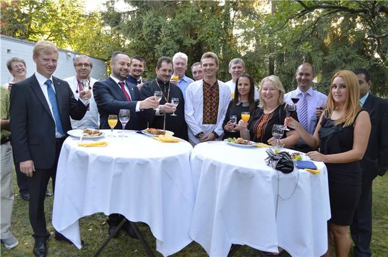 Der Leiter der Außenstelle der ukrainischen Botschaft, Vladyslav Yehorov, (4.v.li.) 2013 beim Sommerfest mit seinen Mitarbeitern und Gästen im Garten der ehemaligen „Waldheide“. Foto: AB
