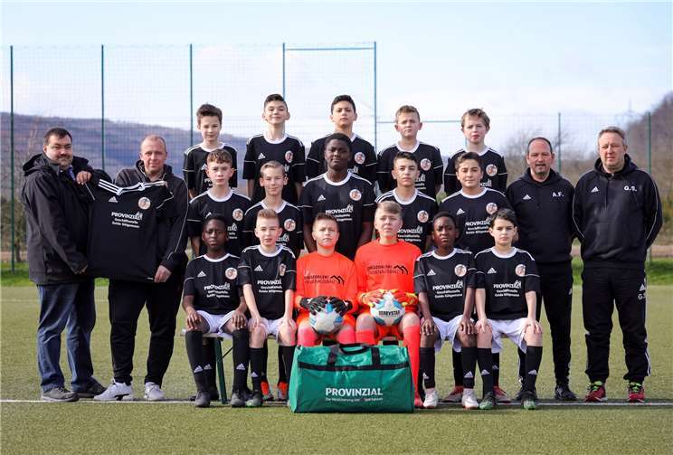 Der Leiter der Geschäftsstelle Oedingen Guido Gütgemann übergab die Trikots an das Team.Foto: JSG Remagen