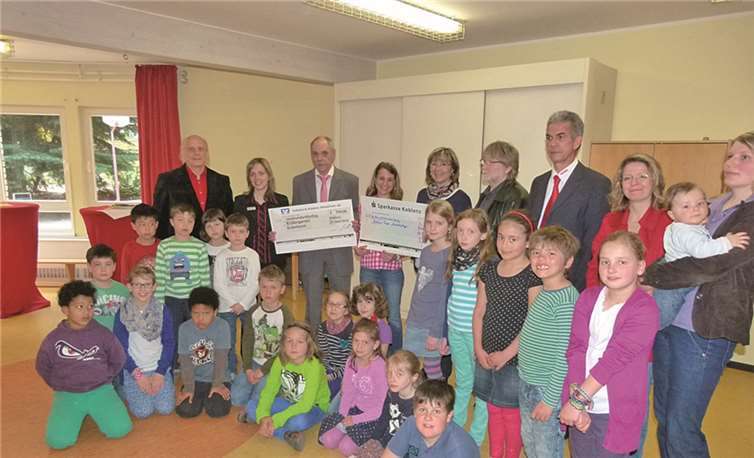 Der Leiter der Kita, Dirk Crecelius (l.), bei der Geldübergabe an die Vertreter die Koblenzer Tafel, Manfred Kraus und Mechthild Schütz, unterstützt durch die Spenden der Sparkasse Koblenz Metternich, Verena Kurz, der Koblenzer Volksbank Metternich Jürgen Höfer und der REWE-Filiale in Metternich, vertreten durch den Geschäftsleiter Karl-Dieter Bröder (r.). privat