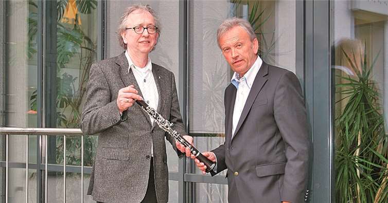 Der Leiter der Musikschule Hans-Peter Lörsch nahm eine neue Klarinette aus den Händen von Knut Schwab Vorsitzender des Freundeskreises entgegen.  Privat