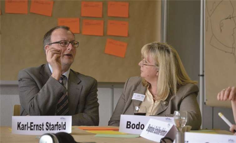 Der Leiter der Neuwieder Agentur für Arbeit, Ernst Starfeld, und vhs Leiterin Jutta Golinski im Gespräch zum „Thema Wege in der beruflichen Bildung.“ privat