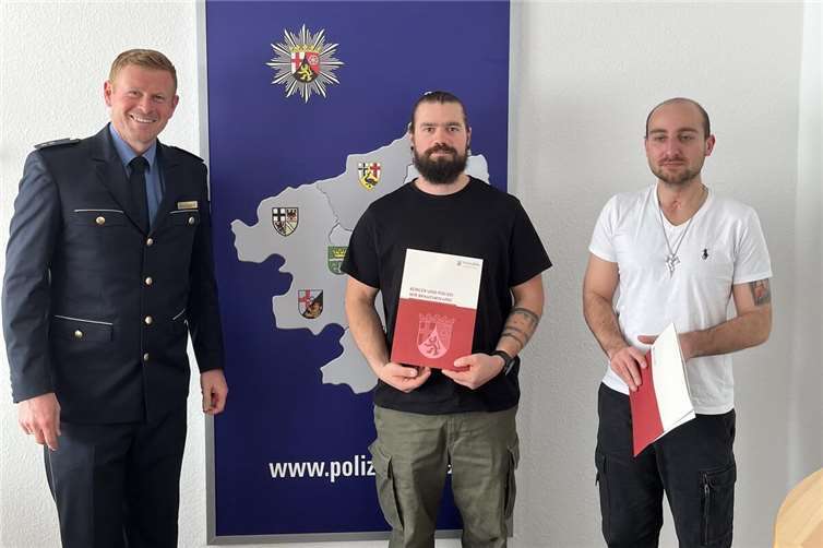 Der Leiter der Polizeiinspektion Koblenz 1, Polizeioberrat Eduard Schaab, überreichte den beiden Helfern im Namen der Behördenleitung die Dankesurkunde.  Foto: