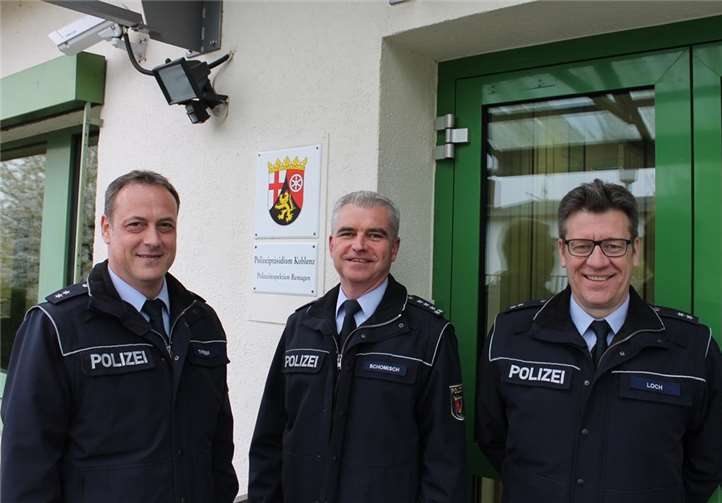 Der Leiter der Polizeiinspektion Remagen, Ralf Schomisch (Mitte), freute sich, die neuen zuständigen Bezirksbeamten für das Brohltal und die Stadt Sinzig, Jürgen Loch (r.) und Andreas Theisen, vorstellen zu können.  PI Remagen