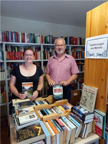 Der Leiter der Privatbücherei Bernhard J. Müller und seine Stellvertreterin Michaela Simon-Kaub freuen sich über das 10-jährige Bestehen der Privatbücherei Antweiler. Foto: Privat