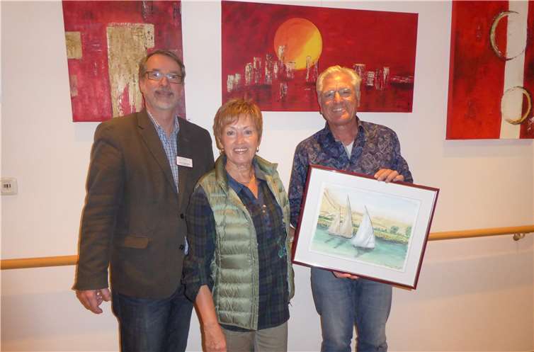Der Leiter der Senioren-Residenz Sankt Antonius, Sven Lefkowitz mit Gretel Kiesewetter und Wolfram Sauerbrei bei der kleinen Feierstunde zur Ausstellungsverlängerung inmitten der Kunstwerke. privat