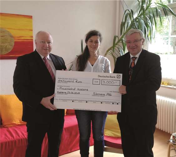 Der Leiter der Siemens-Niederlassung Koblenz Edgar Eiser (l.) überreichte die Spende gemeinsam mit dem Oberbürgermeister Prof. Dr. Joachim Hofmann-Göttig (r.) an Vereinsvorsitzende Jaqueline Bröhl (Mitte).Siemens AG