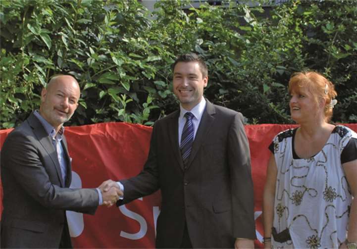 Der Leiter der Sparkasse Moselweis Follmann (li.) überreichte einen Scheck über 1.000 Euro dem Ersten Vorsitzenden des Fördervereins Oliver Zimmermann. privat