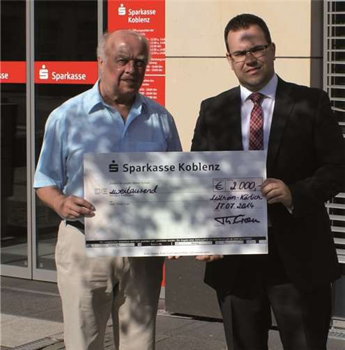 Der Leiter der Sparkassen-Geschäftsstelle Thorsten Cron (re.) übergab den symbolischen Scheck an den Vorsitzenden der Stiftung Herbert Nickenig (li.).  Privat