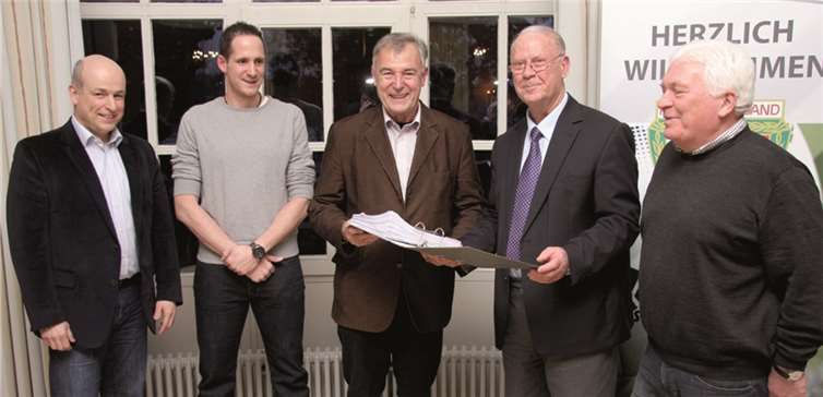 Der Leiter der neuen Kommission Behindertenfußball/Inklusion, Bernd Münchgesang (Mitte), mit (von rechts) Norbert Wetzelaer (Sepp-Herberger-Stiftung), Josef Hens (ehemaliger FVR-Koordinator Behindertenfußball), Kommissionsmitglied René Bonn und Stefan Kölsch (Aufsichts- und Dienstleistungsdirektion / Schulsport). Es fehlt Kommissionsmitglied Reiner Plehwe.privat