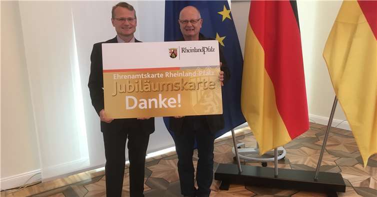 Der Leiter der rheinland-pfälzischen Leitstelle Ehrenamt und Bürgerbeteiligung, Birger Hartnuß (links), freut sich gemeinsam mit dem Ehrenamtsbeauftragten der Stadt Andernach, Rüdiger Schäfer, dass sich die Bäckerjungenstadt an der Jubiläums-Ehrenamtskarte beteiligt. privat