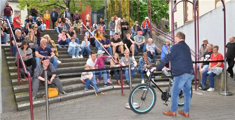 Der Leiter des Amtes für Bürgerdienste, Dirk Anhaus, fungierte bei der Fundsachenversteigerung als Auktionator. Vor allem Fahrräder kamen hier unter den Hammer.  Foto: Stadt Andernach/Maurer