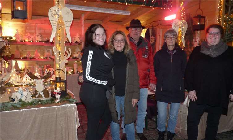 Der Leiter des Hauses Bachtal, Hardy Thieringer war mit seiner Ehefrau und Töchtern sowie mit der Kreativtherapeutin am hauseigenen Stand zugegen. Fotos: FRE