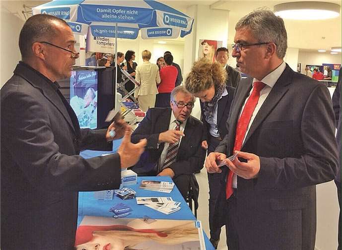 Der Leiter des Koblenzer Präventionsteam Austin Harrington im Gespräch mit Innenminister Roger Lewentz. privat