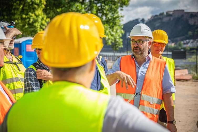 Der Leiter des Koblenzer Tiefbauamtes, Dr.-Ing. Kai Mifka erklärt Besuchern bei einer Führung am Brückeninfotag die Baustelle der Pfaffendorfer Brücke.