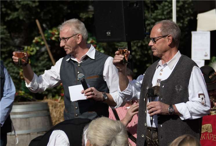 Der Leiter des Limbachstifts Wolfgang Fasel und Organisator Eduard Weik eröffneten das Weinfest.