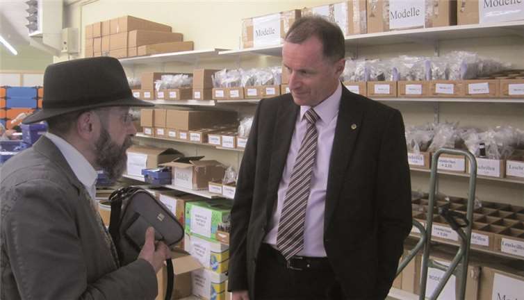 Der Leiter des Projekts „Brillen Weltweit“, Johannes Klein von der Stiftung Bethesda (l.), unterrichtet den Präsidenten des Lions Club Koblenz ,Guido Dönges, über die Arbeit der Werkstatt.privat