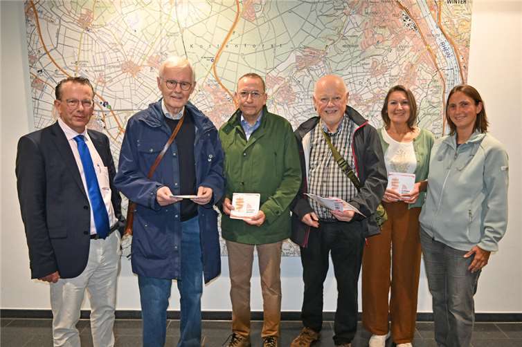 Der Leiter des städtischen Fachbereichs Soziale Leistungen, Inklusion und Ehrenamt, Stephan Kister (links), empfing die Ehrenamtlichen im Rathaus: Dr. Hermann Pieper (2.v.l.) , Heiner Wurm (3.v.l.) , Dr. Hermann-Josef Schlöder (4.v.l.), Annegret Kastorp von der Caritas (5.v.l.) und die städtische Pflegeberaterin Silke Bauerfeind (rechts). Foto: Stadt Meckenheim