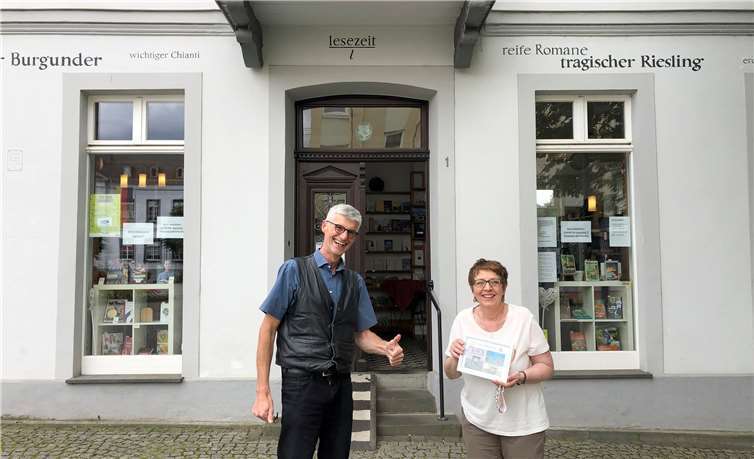 Der Lesestoff für zuhause während des Kontaktverbotes gab es von der Mitarbeiterin Jutta Wagmann (re.) von der Lesezeit Fotos: privat