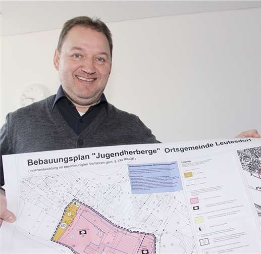 Der Leutesdorfer Ortsbürgermeister Volker Berg mit dem aktuellen Bebauungsplan „Jugendherberge“ in Leutesdorf.  STUHA