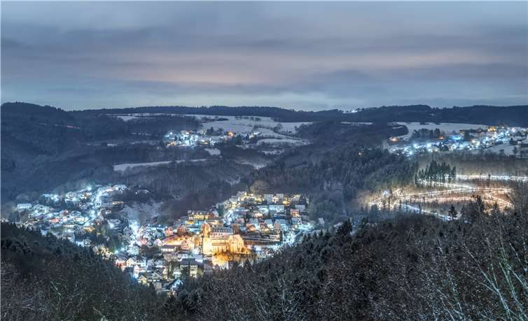 Der Lichterglanz des Weihnachtsdorfes ist bereits aus der Ferne sichtbar. Fotos: Andreas Pacek
