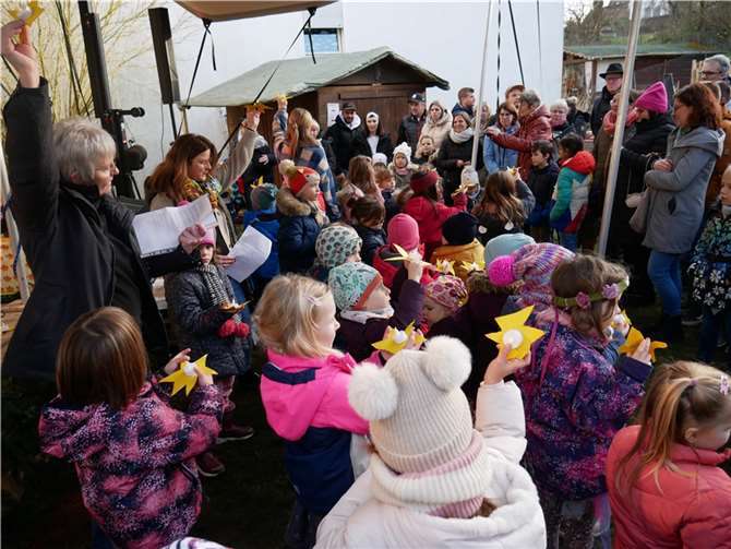 Der Lichtertanz der Kita-Kinder verzauberte nicht nur die Eltern und Großeltern. Fotos: KLE