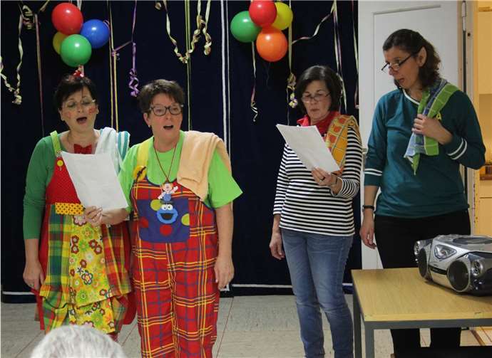 Der Liedbeitrag „Es war Sommer“ erzeugte so manchen Lacher beim Karnevalsabend des Kirchenchores. Fotos: Privat