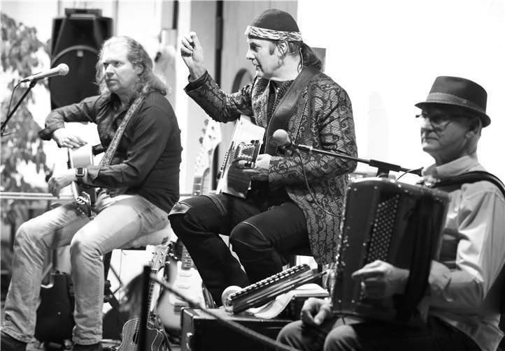 Der Liedermacher Marcel Adam mit seiner Band „Le fine équipe“.Foto: Rolf Weingarten